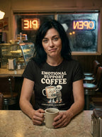 T-shirt noir Emotional Support Coffee porté au comptoir d'un diner rétro