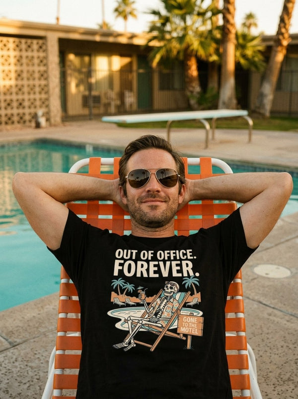T-shirt noir Out of Office Forever porté au bord de la piscine d'un motel
