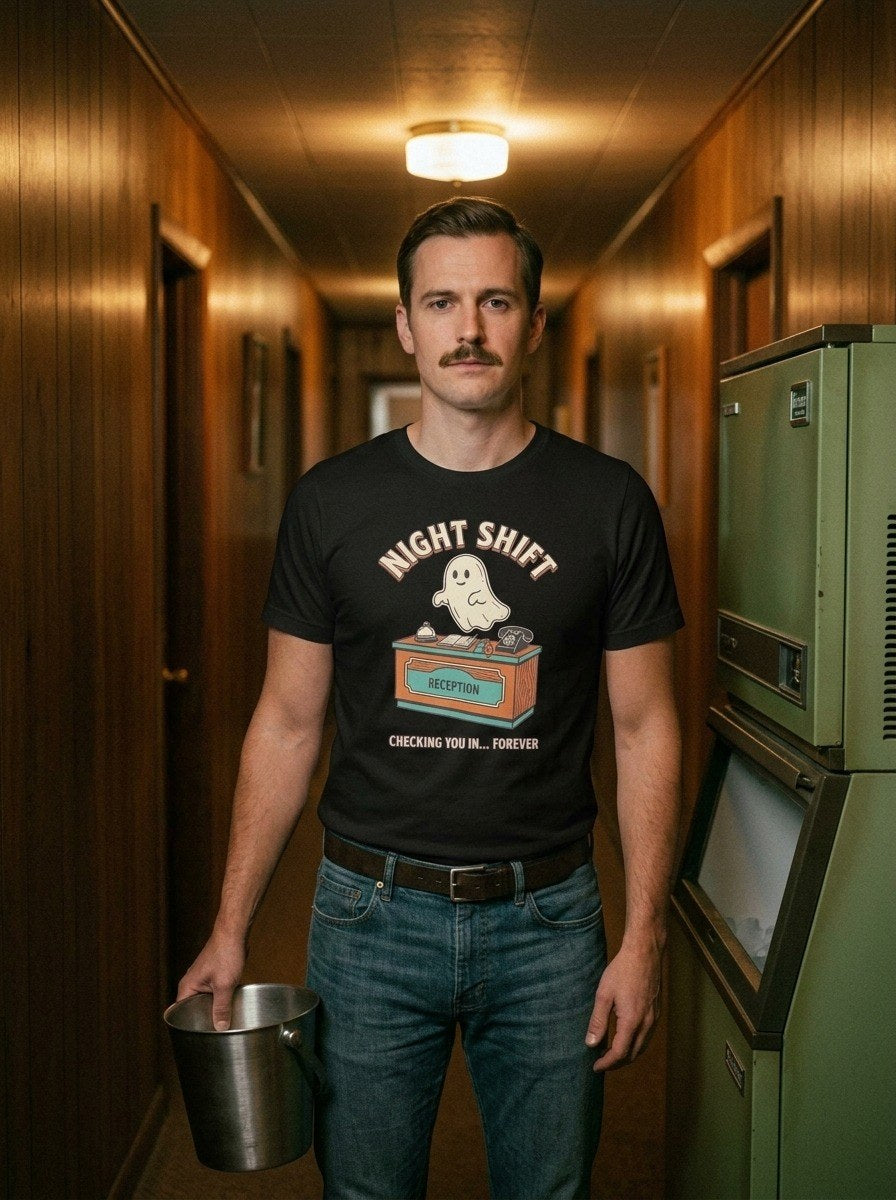 T-shirt noir Night Shift réception porté par le veilleur de nuit dans le couloir du motel, seau à glace à la main