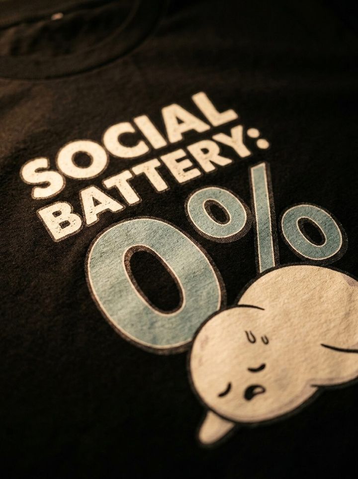 Close-up du design Social Battery 0% imprimé sur le t-shirt noir