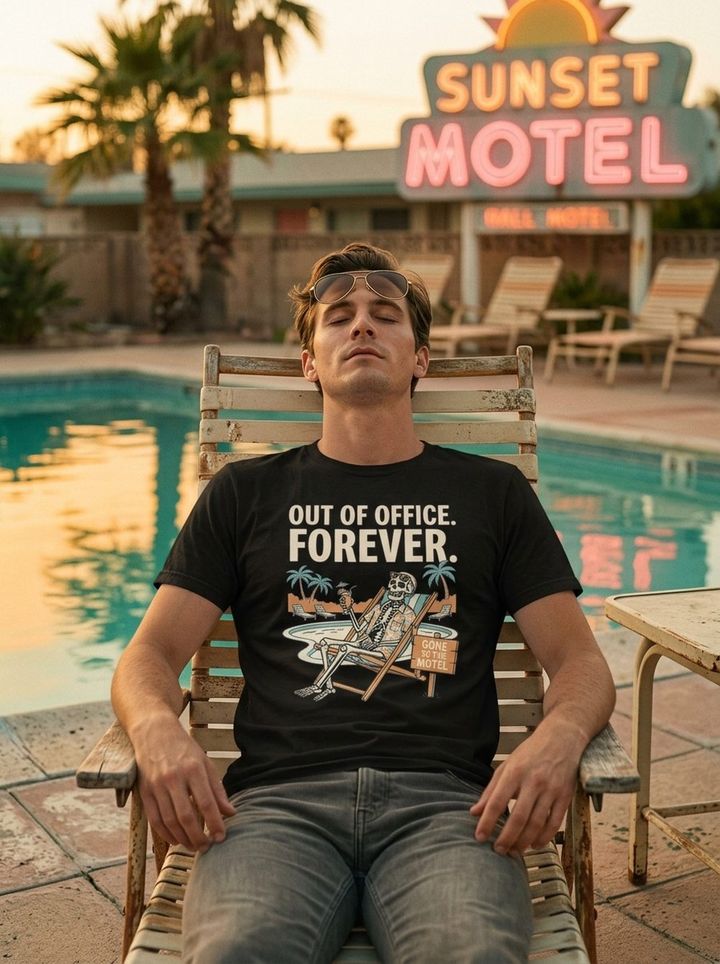 T-shirt Out of Office Forever en transat, enseigne du motel en néon derrière